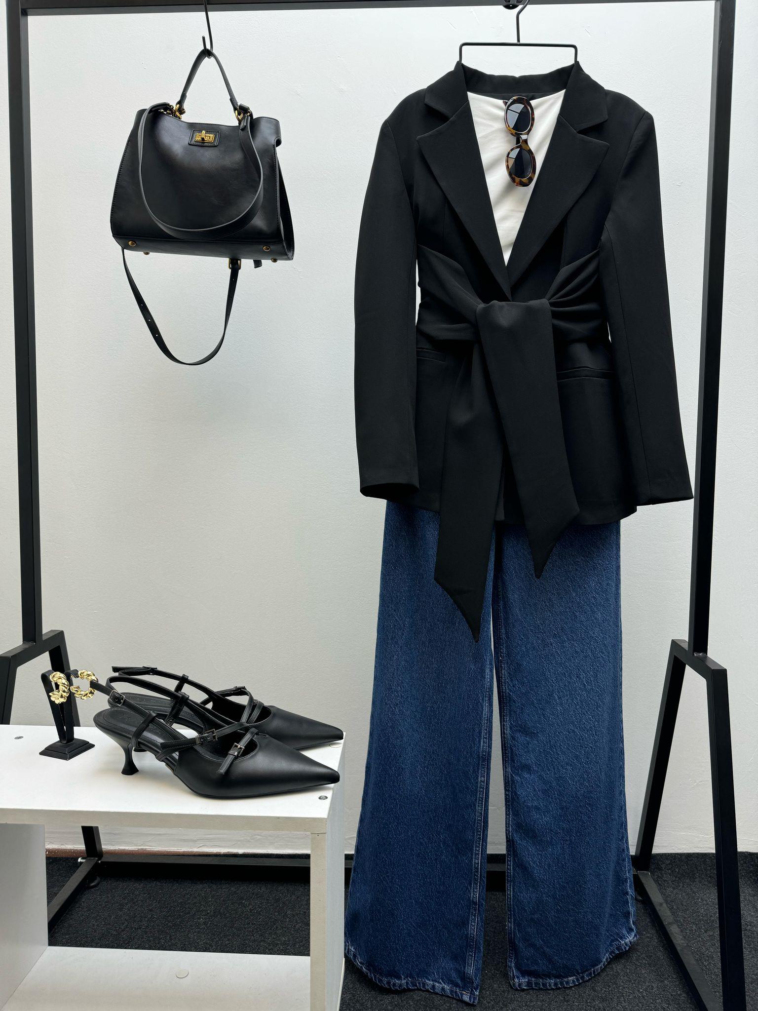 KEMERLİ SİYAH BLAZER CEKET