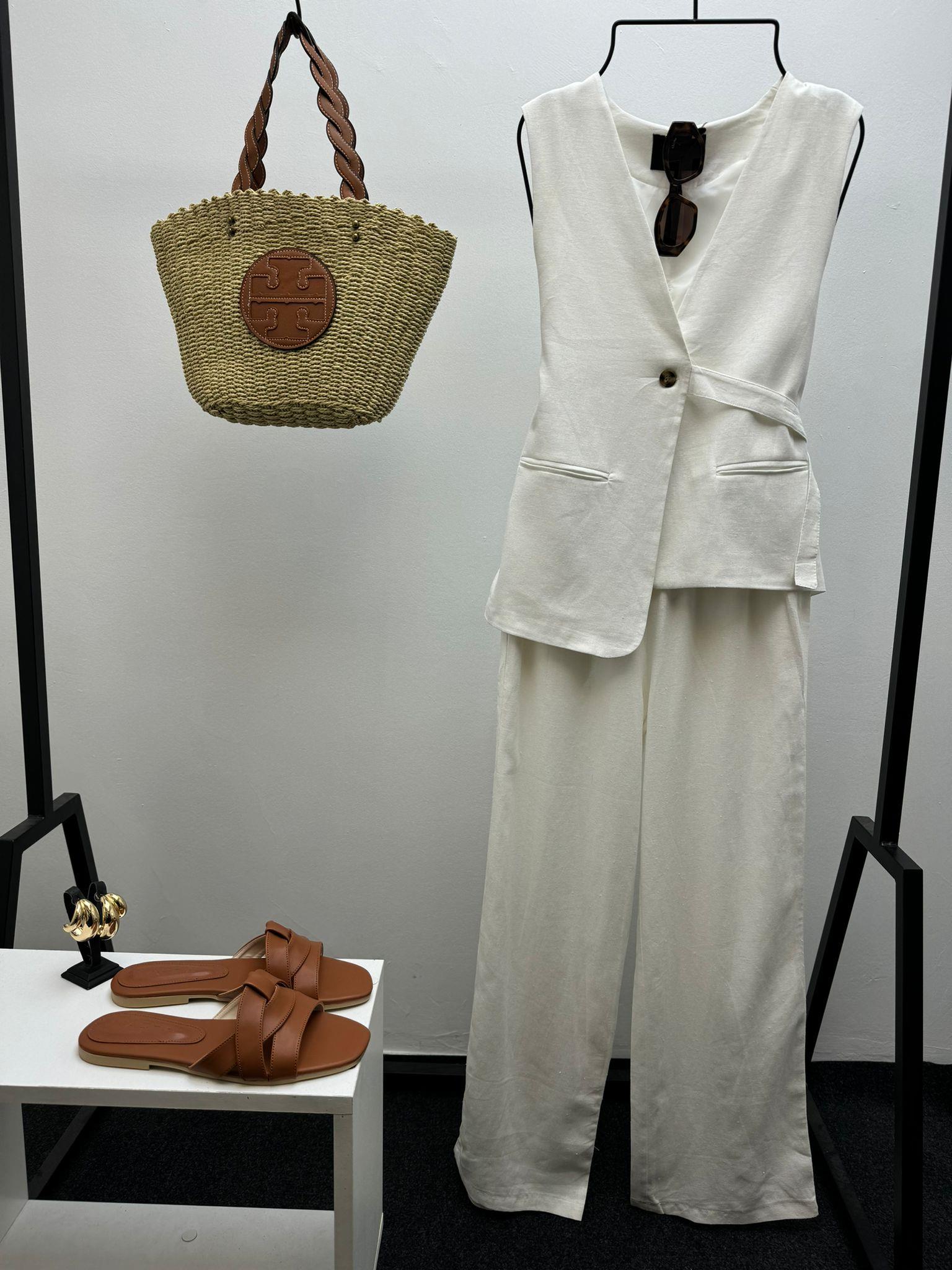 KEMER DETAYLI BEYAZ YELEKLİ TAKIM