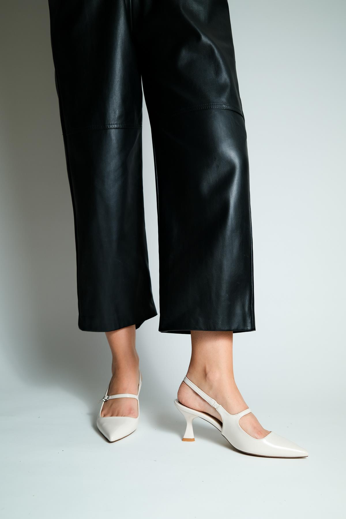 Axel Ekru Tek Bantlı Arkası Açık Topuklu Ayakkabı