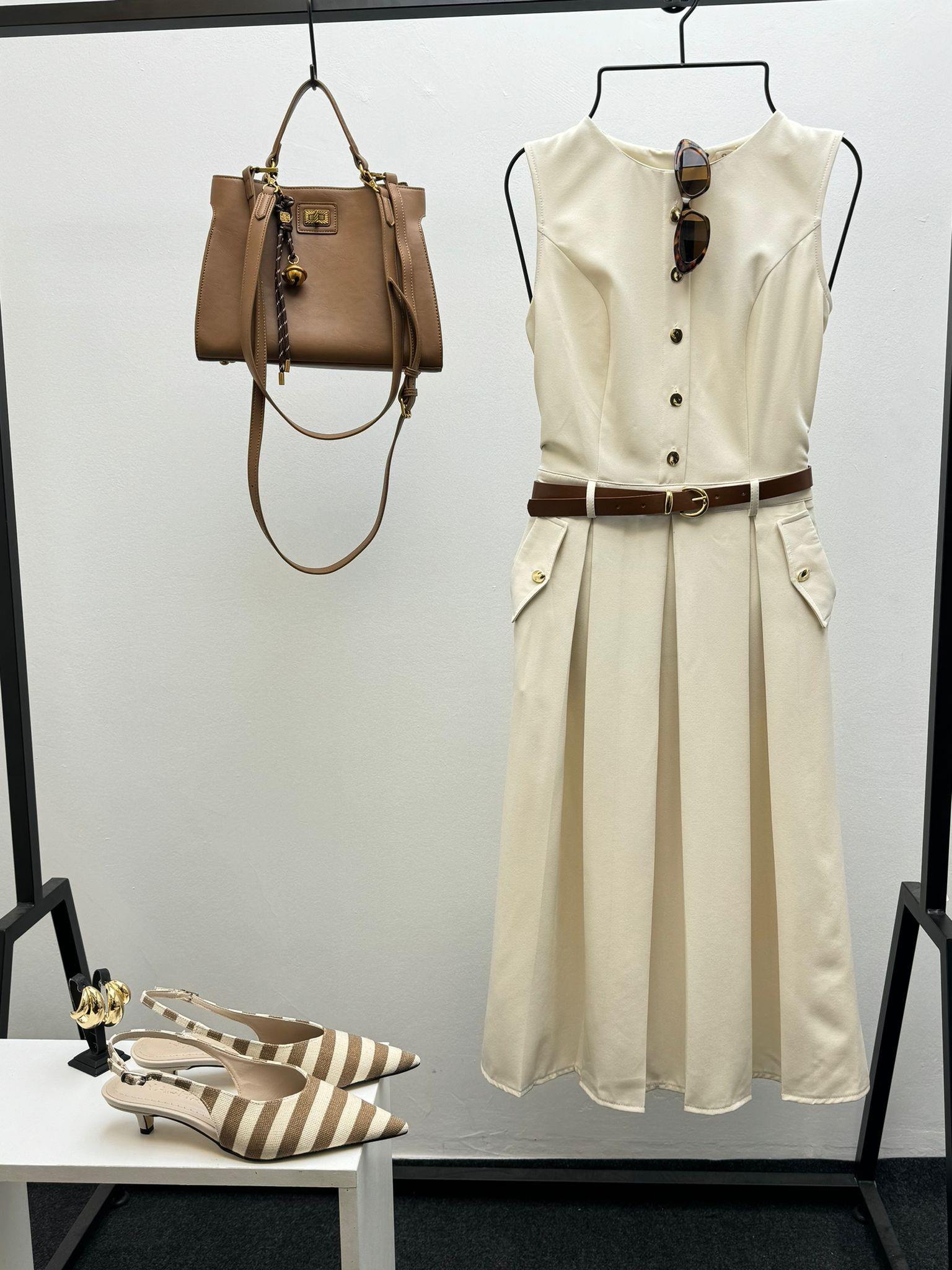 GOLD DÜĞMELİ BEJ ELBİSE