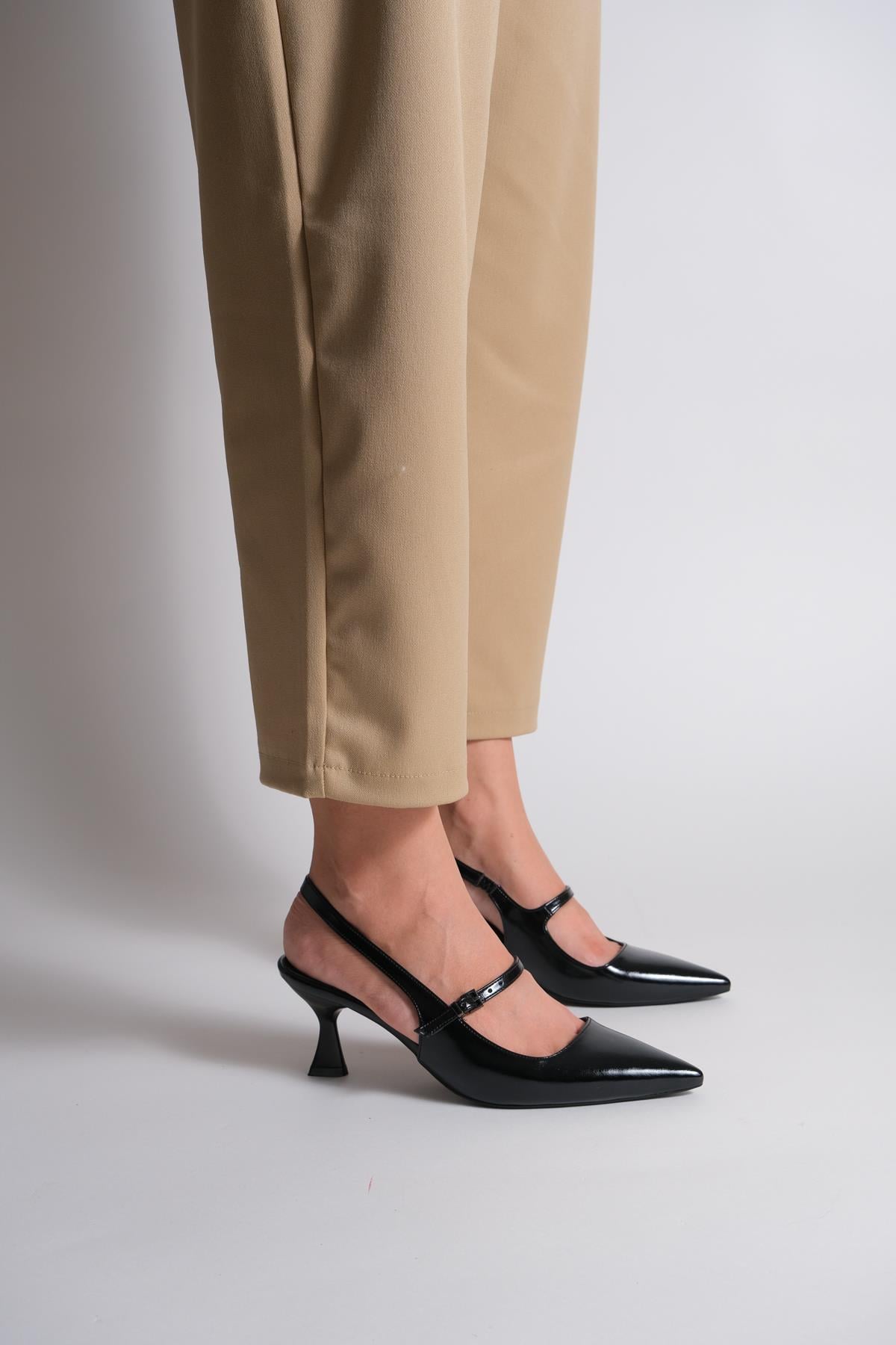 Axel Siyah Tek Bantlı Arkası Açık Topuklu Ayakkabı