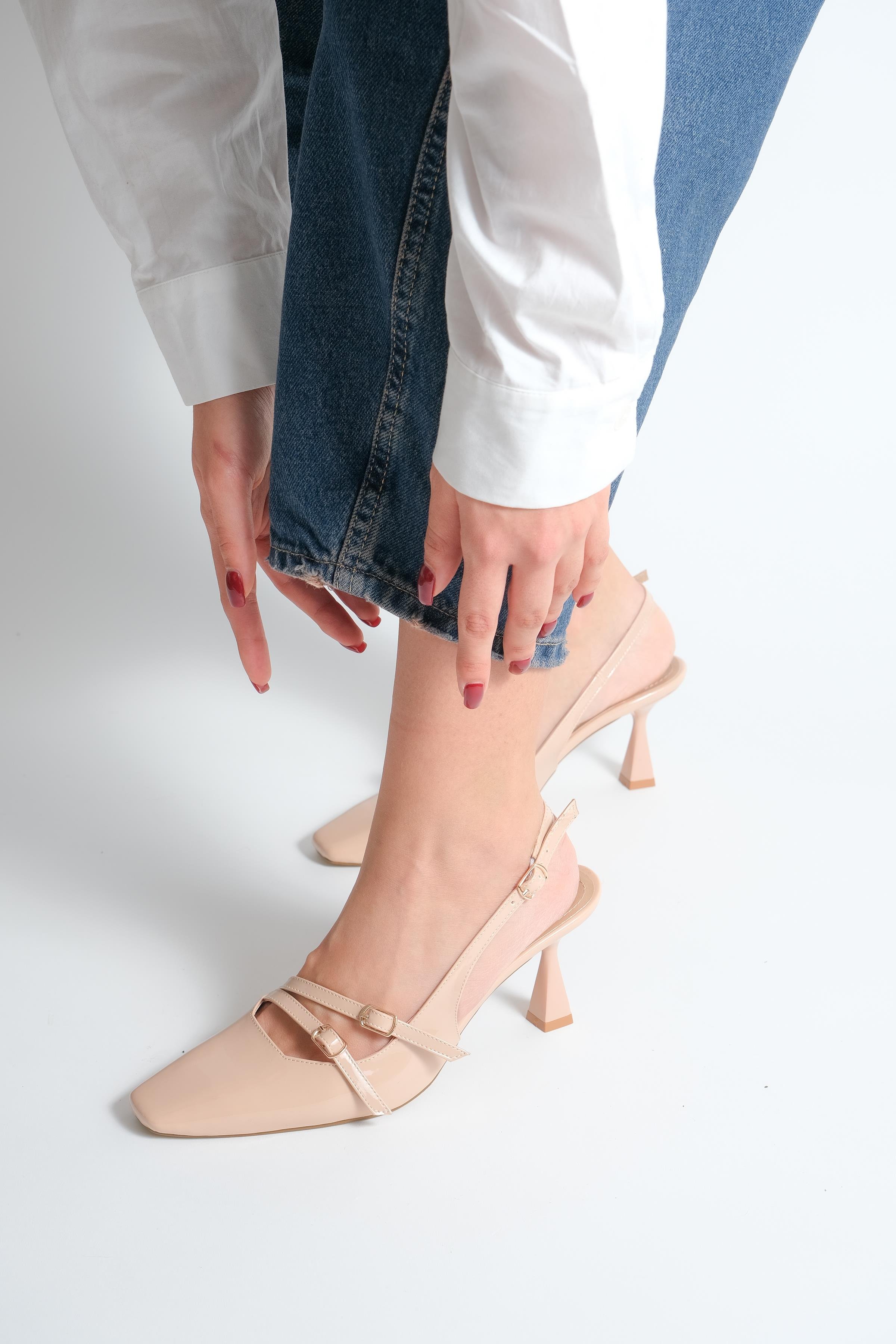 Darcy Bej Rugan Çift Çapraz Bantlı Arkası Açık Topuklu Ayakkabı