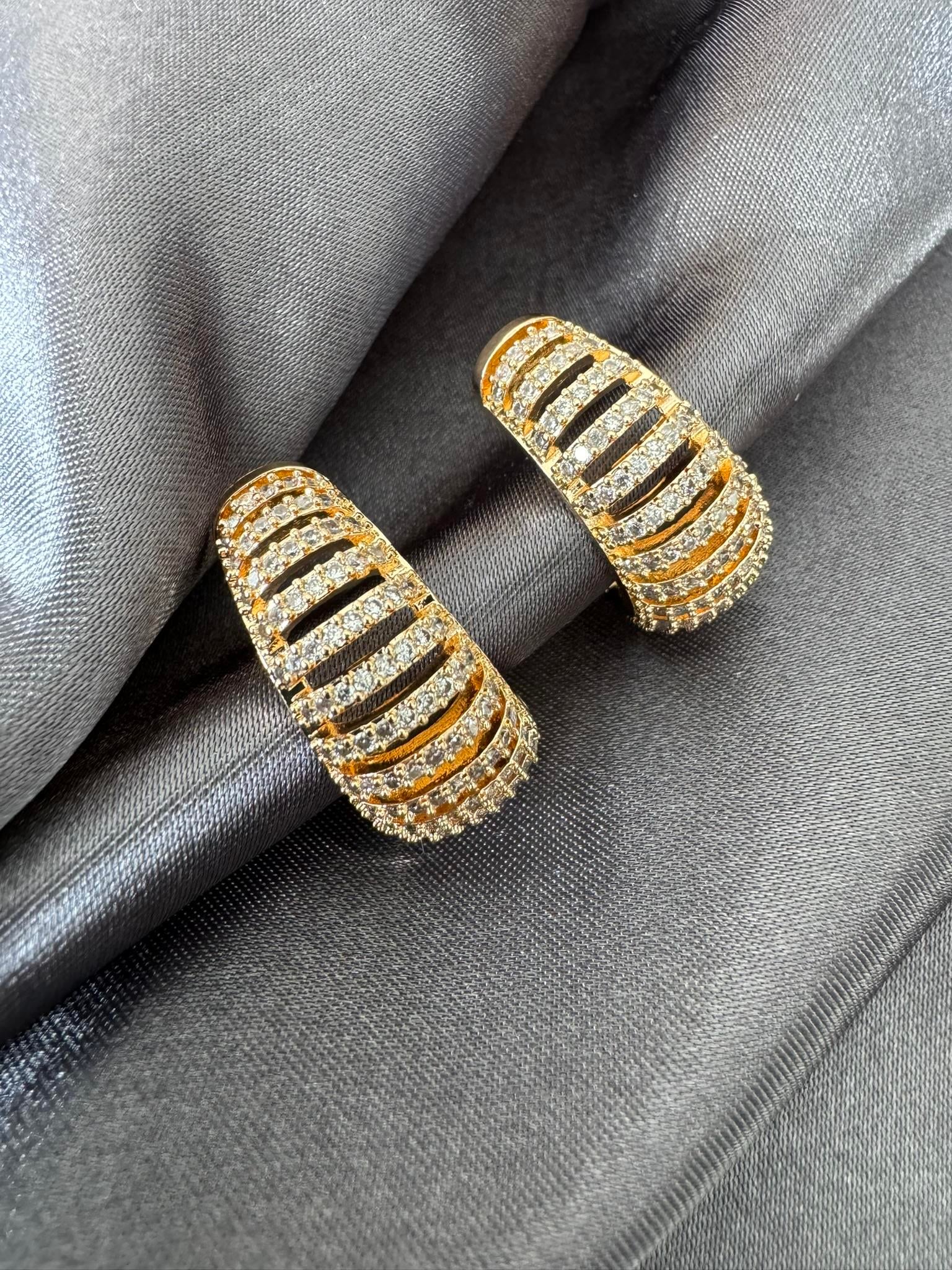 Çizgi Taşlı Vip Gold Küpe