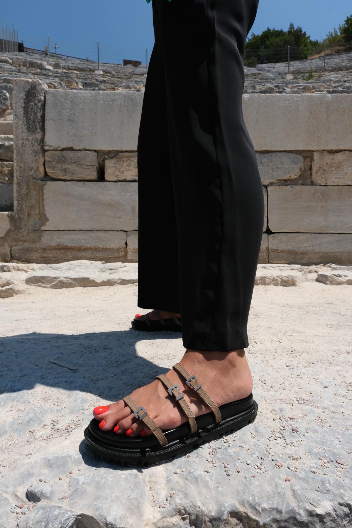 Jeus Vizon Üç Bantlı Tokalı Düz Taban Terlik