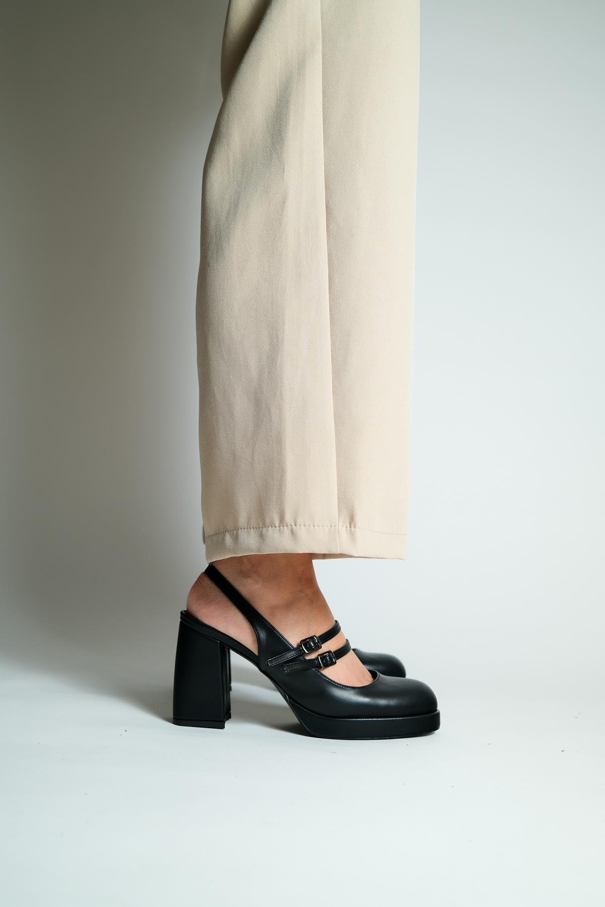 Oscar Siyah Platformlu Çift Bantlı Arkası Açık Topuklu Ayakkabı