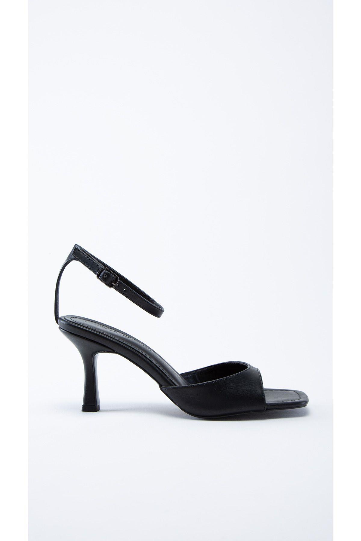 Kirk Siyah Önü Açık Bilekten Bağlamalı Topuklu Ayakkabı