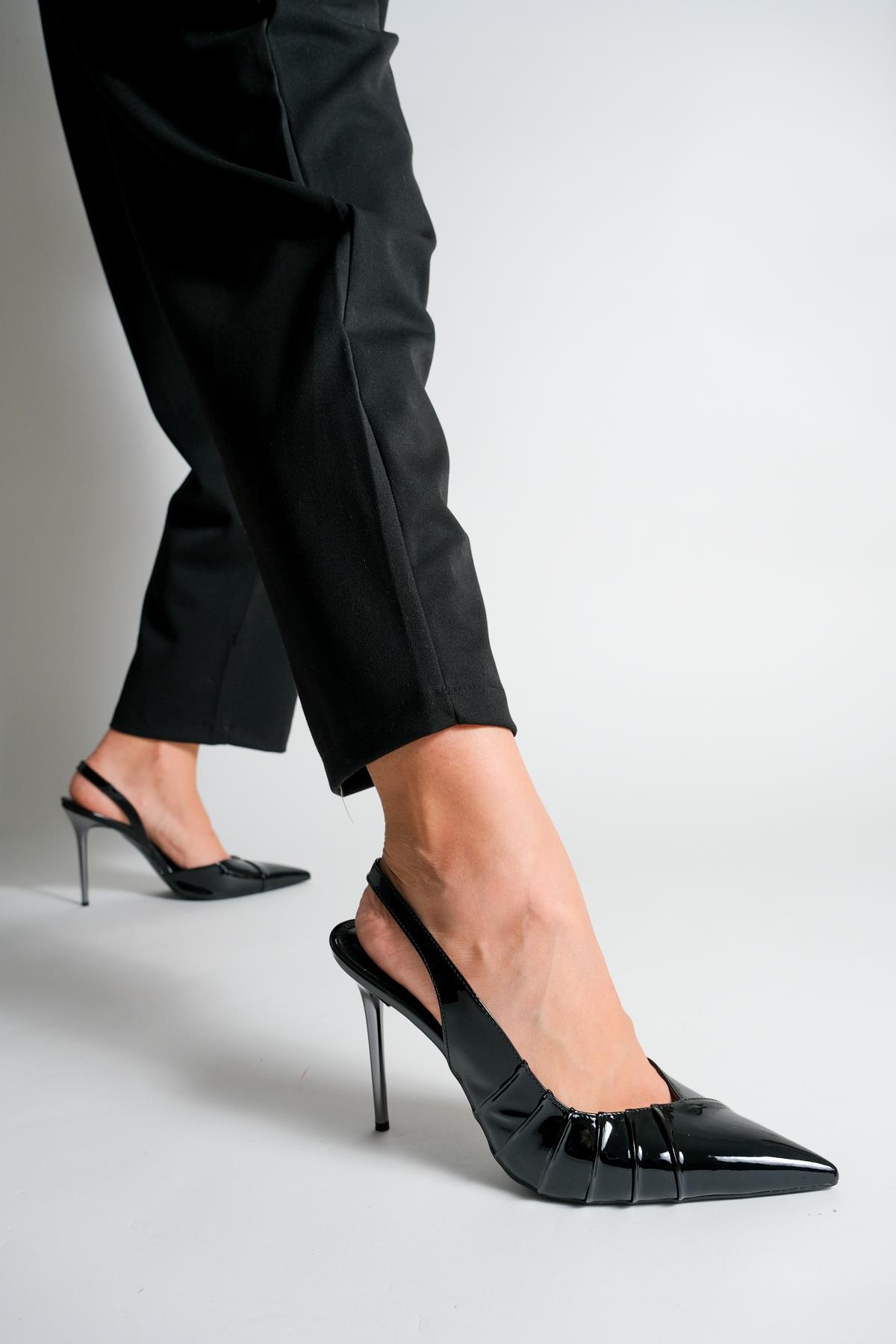 Brice Siyah Rugan Sivri Burun Dekolteli Arkası Açık Abiye Topuklu Ayakkabı