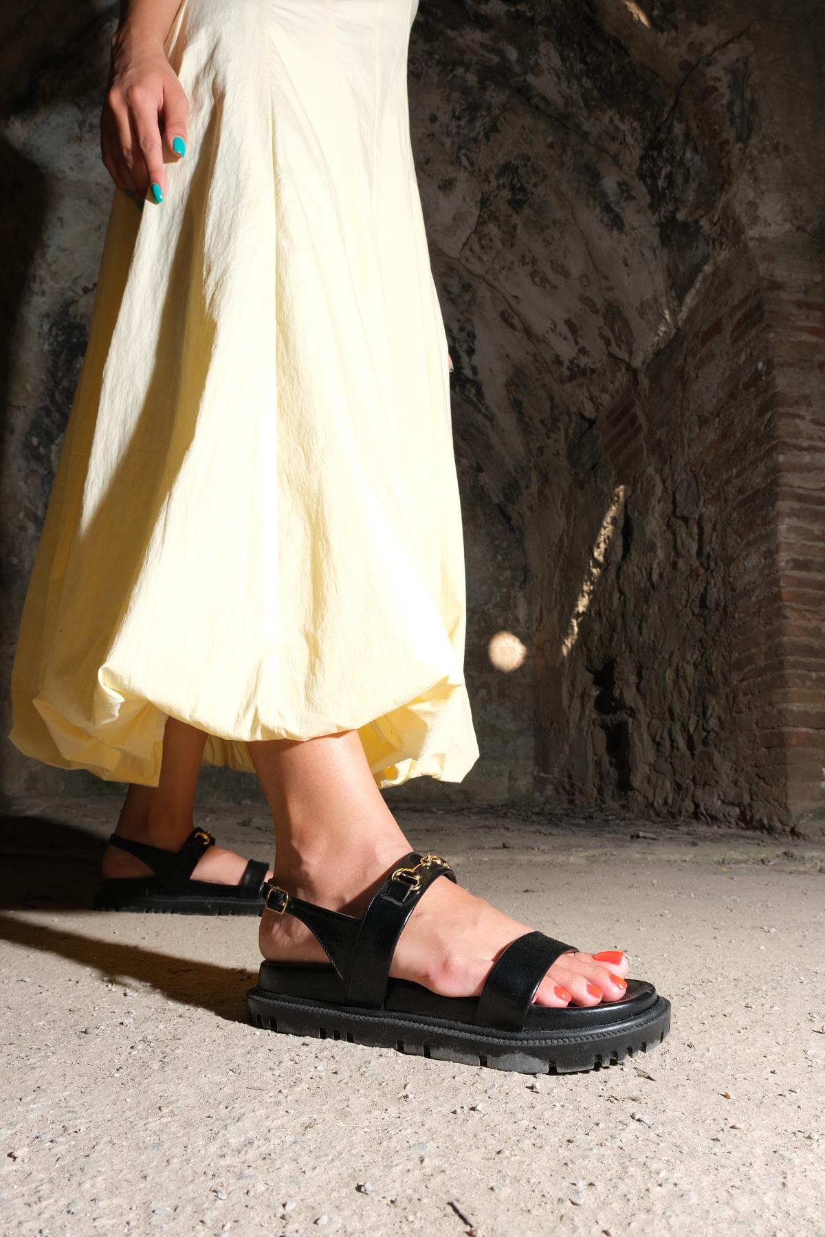 Perry Siyah Tokalı Geçmeli Kalın Taban Sandalet