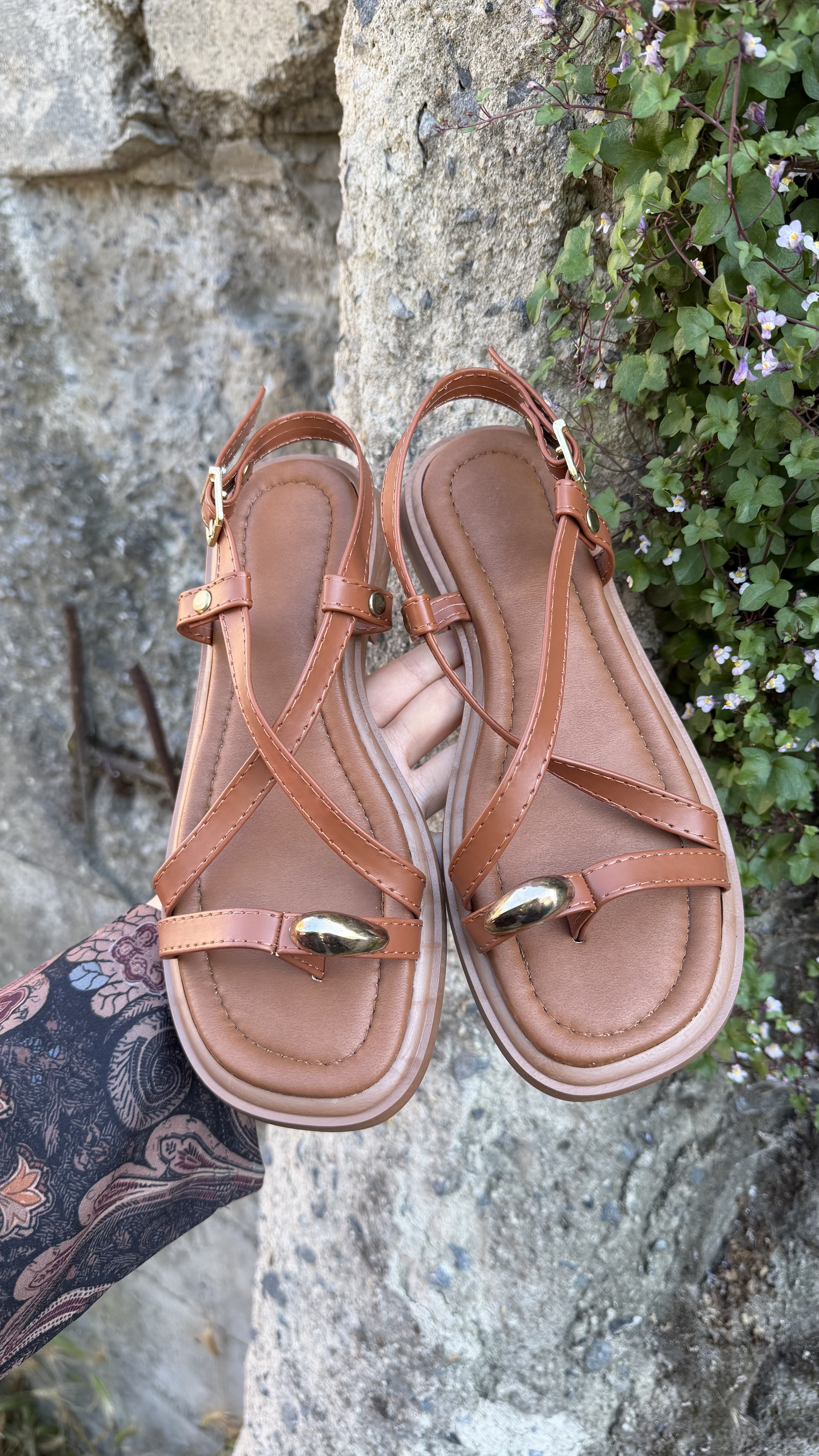 DEMİR TOKALI KADIN SANDALET S-001