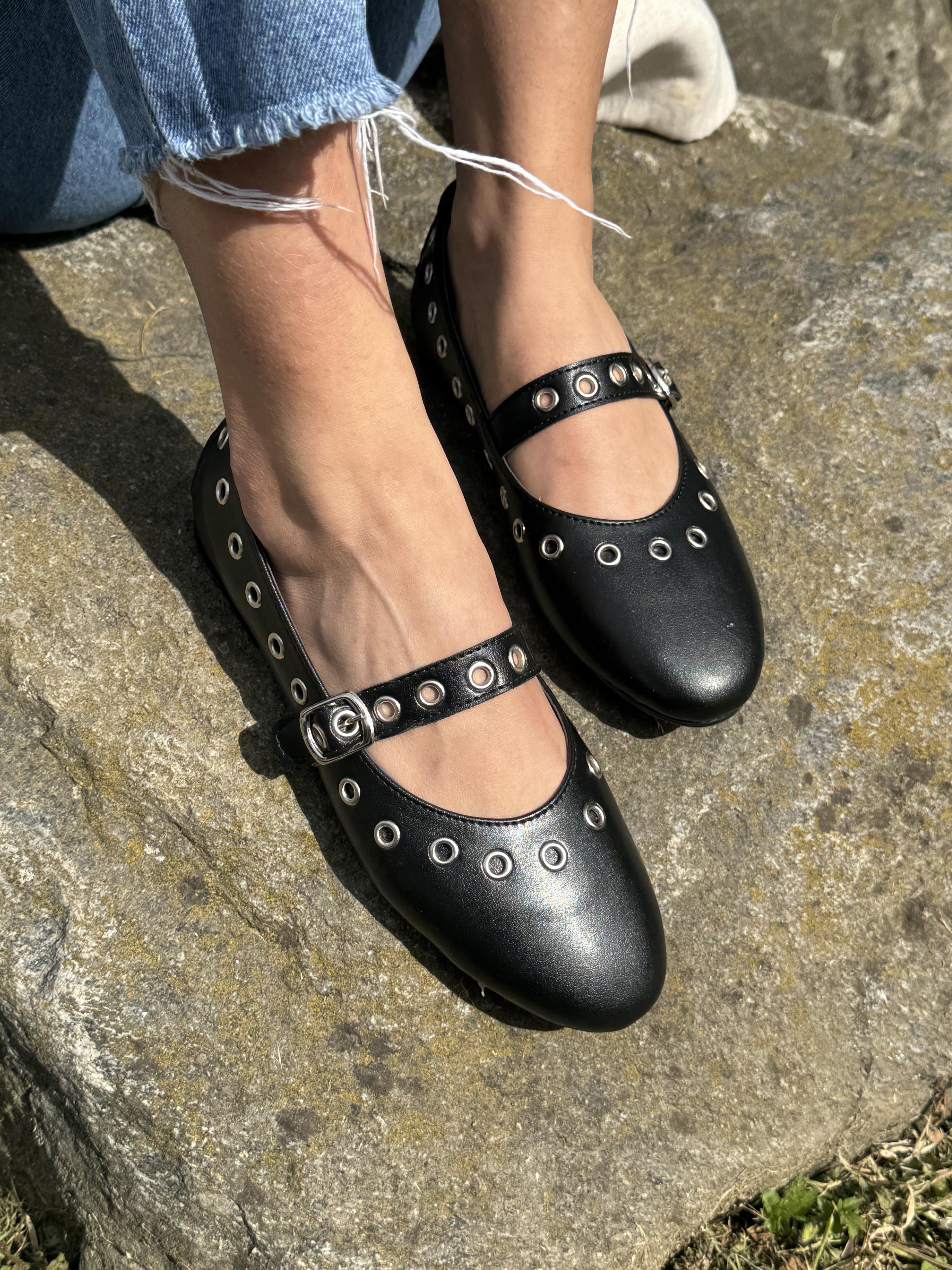 DELİK DETAYLI KADIN BABET 223