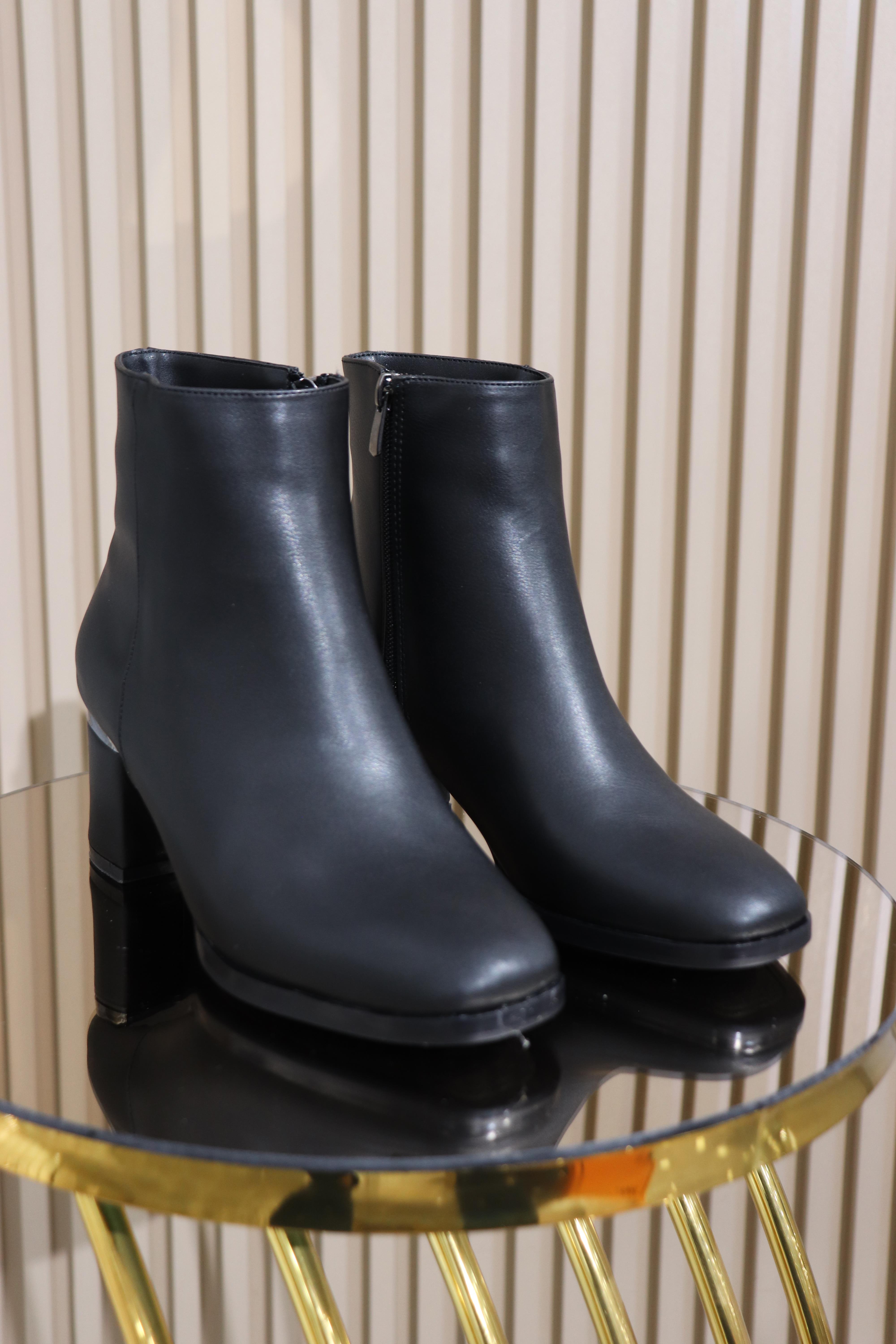 TOPUKLU DÜZ KADIN BOT 203