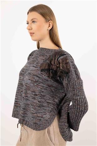 Arkası Uzun Oversize Omuz Motif Detay Kazak