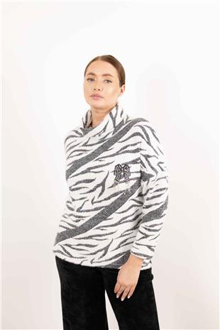 Balıkçı Yaka Detaylı Fiyonk Taş Baskı Detaylı Kazak