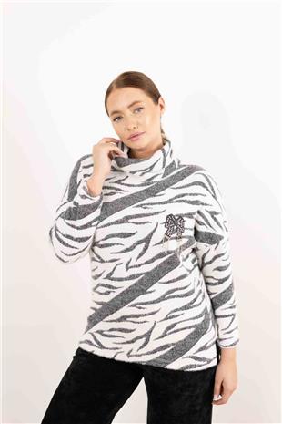 Balıkçı Yaka Detaylı Fiyonk Taş Baskı Detaylı Kazak