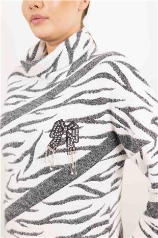 Balıkçı Yaka Detaylı Fiyonk Taş Baskı Detaylı Kazak