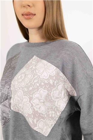 Bisiklet Yaka Detaylı Deri Desen İşlemeli Triko