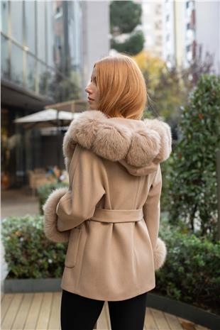 Kol Ucu Kapüşon ve Yaka Peluş Mont