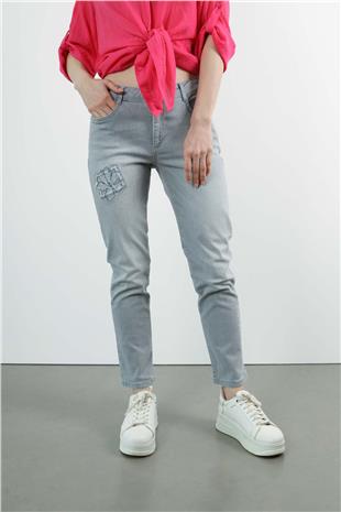 Paça Yazı Detay Taş Baskı Pantolon