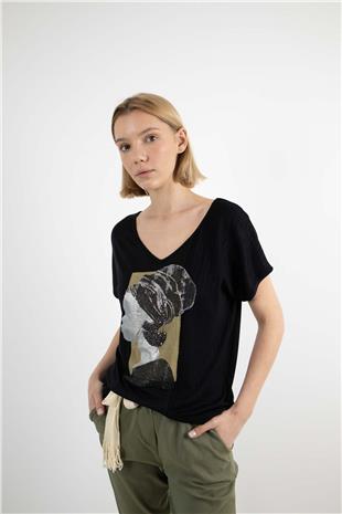 V Yaka Detaylı Taş Ve Baskı Desenli  Tshirt