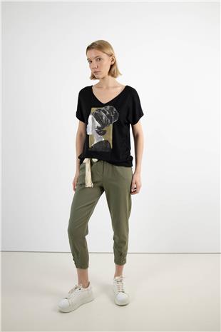 V Yaka Detaylı Taş Ve Baskı Desenli  Tshirt