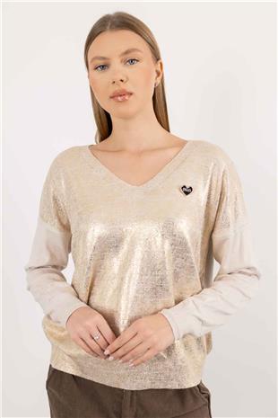 V Yaka Detaylı Varak Baskılı Kalp Büroş Takılı Triko