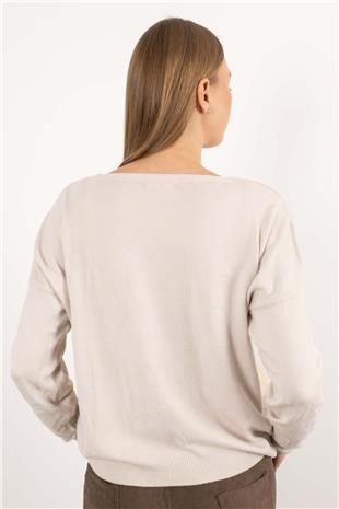 V Yaka Detaylı Varak Baskılı Kalp Büroş Takılı Triko