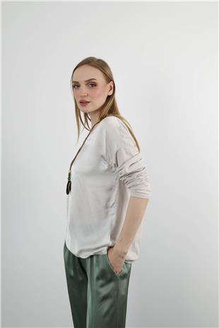 V Yaka Önü Saten Kolyeli  Bluz