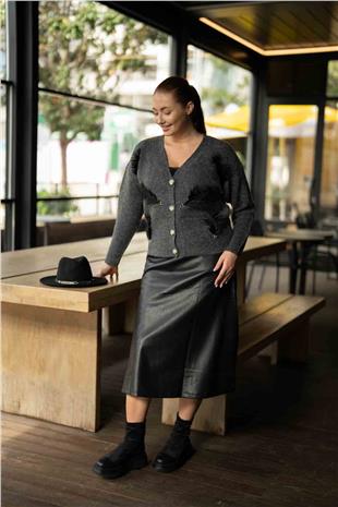 V Yaka Tüy Detaylı Taş İşlemeli Triko Hırka