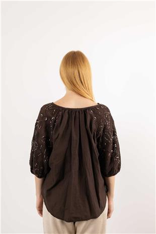Yaka Örme Detaylı Pul Payet Baskılı Kolları Büzgülü Bluz