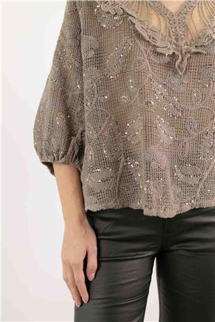 Yaka Örme Detaylı Pul Payet Baskılı Kolları Büzgülü Bluz