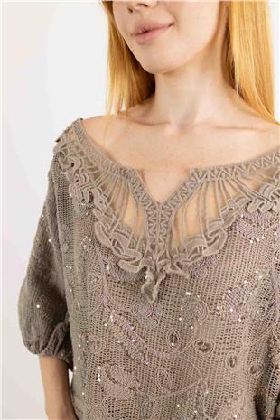 Yaka Örme Detaylı Pul Payet Baskılı Kolları Büzgülü Bluz