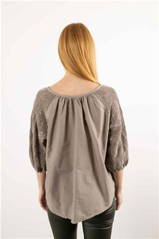 Yaka Örme Detaylı Pul Payet Baskılı Kolları Büzgülü Bluz