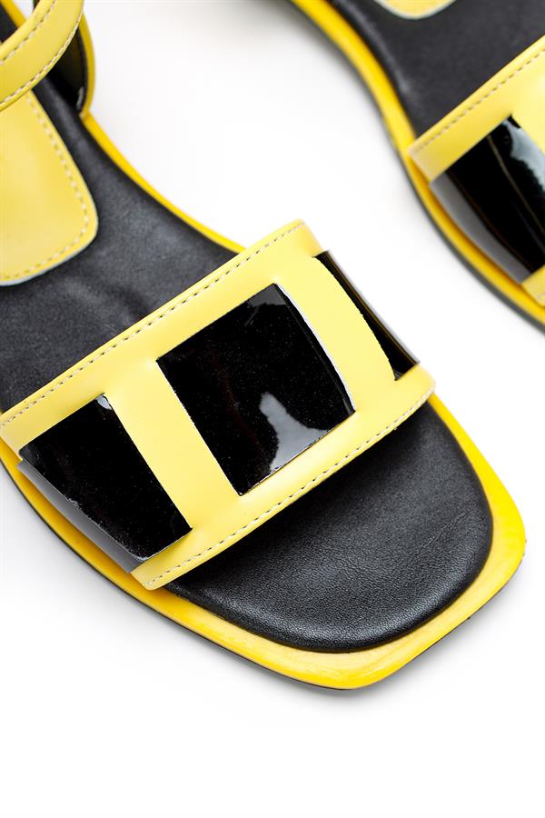 Sarı Kemer Detaylı Düz Sandalet