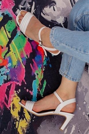 Corinne Beyaz Pileli Bantlı İnce Dikdörtgen Topuklu Bilekten Ayarlanabilir Sandalet