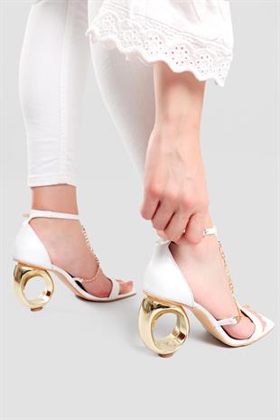 Jill Beyaz Kırışık Rugan Zincir Detaylı Tasarım Ökçeli Sandalet