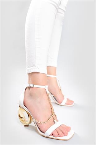Jill Beyaz Kırışık Rugan Zincir Detaylı Tasarım Ökçeli Sandalet