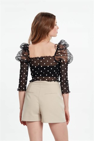 Balon kol siyah ekru puantiyeli tül crop bluz ve straplez body kombin