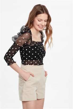 Balon kol siyah ekru puantiyeli tül crop bluz ve straplez body kombin