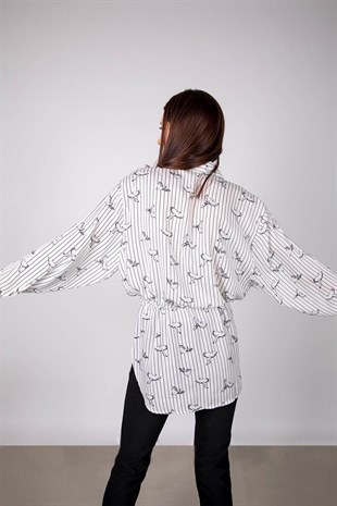 Beyaz kuş desenli beli büzgü detaylı uzun gömlek