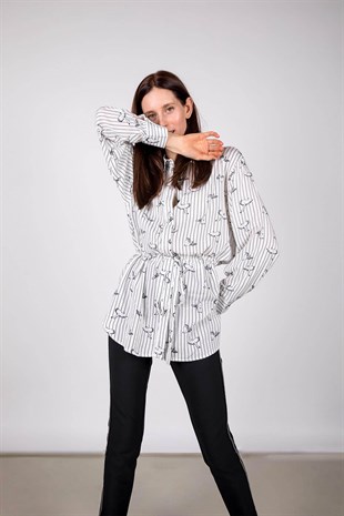 Beyaz kuş desenli beli büzgü detaylı uzun gömlek