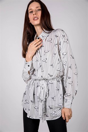 Beyaz kuş desenli beli büzgü detaylı uzun gömlek