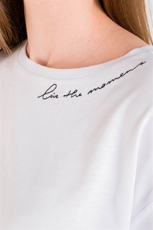 Beyaz Yakası İşleme Yazılı T-shirt