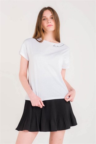 Beyaz Yakası İşleme Yazılı T-shirt