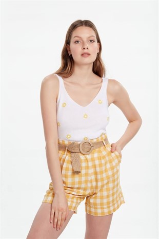 Ekose hasır kemerli keten şort sarı