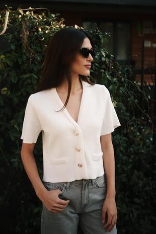 Kısa Kollu V-Yaka Gümüş Rengi Düğmeli Kadın Beyaz Triko