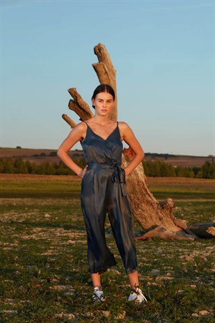 Lacivert askılı belden bağlamalı saten tulum