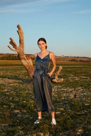 Lacivert askılı belden bağlamalı saten tulum