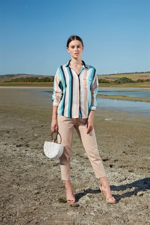 Mavi ekru pembe çizgili cep detaylı gömlek