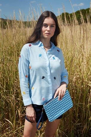 Mavi renkli çiçek işlemeli gömlek