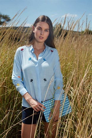 Mavi renkli çiçek işlemeli gömlek